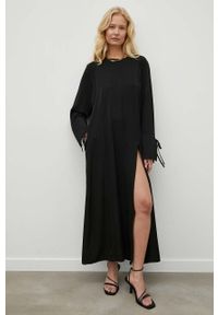 GESTUZ - Gestuz sukienka kolor czarny maxi oversize. Kolor: czarny. Materiał: tkanina, poliester, materiał. Długość rękawa: raglanowy rękaw. Typ sukienki: oversize. Styl: klasyczny. Długość: maxi #1