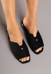 Born2be - Czarne Klapki Vices z Ozdobnym Wycięciem i Aplikacją Tiladea. Okazja: na co dzień. Kolor: czarny. Wzór: aplikacja. Styl: elegancki, casual #3
