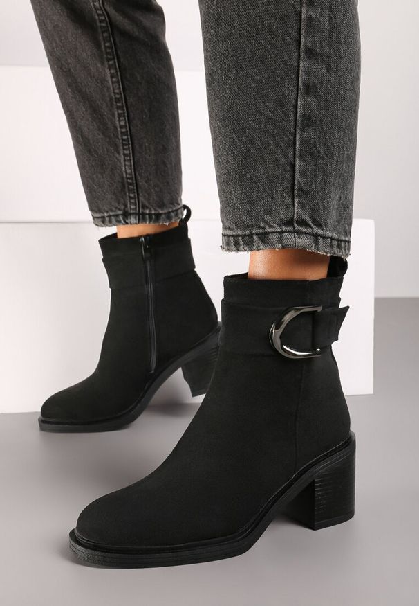 Renee - Czarne Botki Sztyblety na Słupku z Ozdobnym Paskiem i Klamrą Irissara. Zapięcie: klamry. Kolor: czarny. Materiał: skóra, jeans. Wzór: aplikacja. Obcas: na słupku