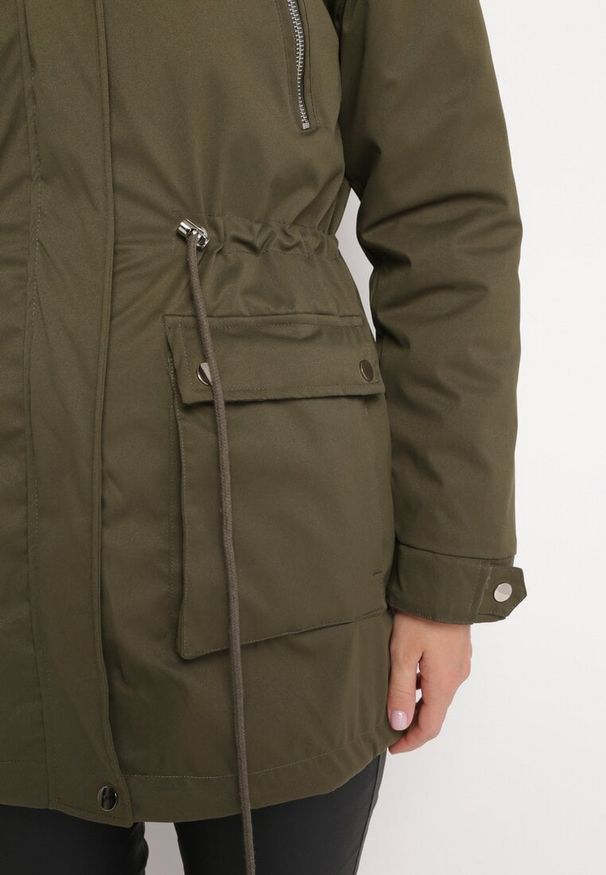 Born2be - Ciemnozielona Kurtka Parka z Kapturem i Futerkiem Nemilia. Typ kołnierza: kaptur. Kolor: zielony. Materiał: futro. Styl: klasyczny