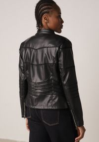 Born2be - Czarna Kurtka Typu Ramoneska Ozdobiona Przeszyciami Elianea. Okazja: na co dzień. Kolor: czarny. Materiał: jeans, poliester. Wzór: aplikacja. Styl: casual, elegancki #3