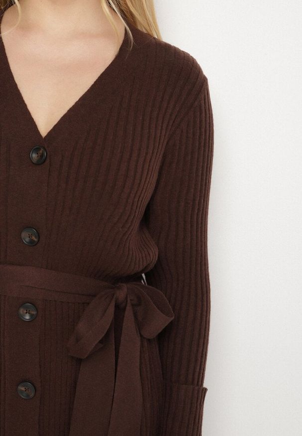 Born2be - Brązowa Sukienka na Guziki z Prążkowanej Dzianiny z Dodatkiem Wełny Nalisea. Okazja: na co dzień. Typ kołnierza: dekolt w serek. Kolor: brązowy. Materiał: prążkowany, wełna, dzianina. Długość rękawa: długi rękaw. Typ sukienki: proste. Styl: casual, klasyczny