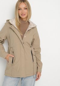 Born2be - Ciemnobeżowa Kurtka Parka z Kapturem z Ozdobną Wyściółką Tiolara. Okazja: na co dzień, na spacer. Typ kołnierza: kaptur. Kolor: beżowy. Materiał: jeans. Styl: casual, sportowy #2