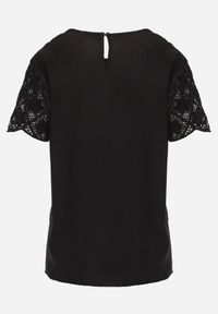 Born2be - Czarna Bluzka Ozdobiona Ażurowymi Rękawkami Kelnila. Okazja: na co dzień, do pracy. Kolor: czarny. Materiał: jeans. Długość rękawa: krótki rękaw. Długość: długie. Wzór: ażurowy, aplikacja. Styl: casual, klasyczny, elegancki #7