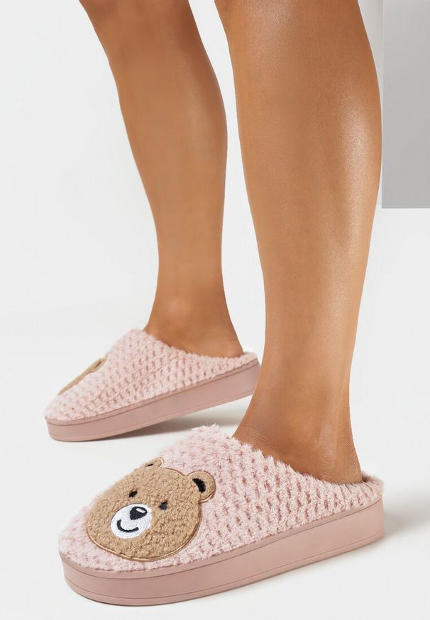 Born2be - Różowe Kapcie z Miękkiego Futerka Ozdobione Misiem Geraja. Okazja: do domu. Kolor: różowy. Materiał: futro. Wzór: aplikacja. Styl: elegancki