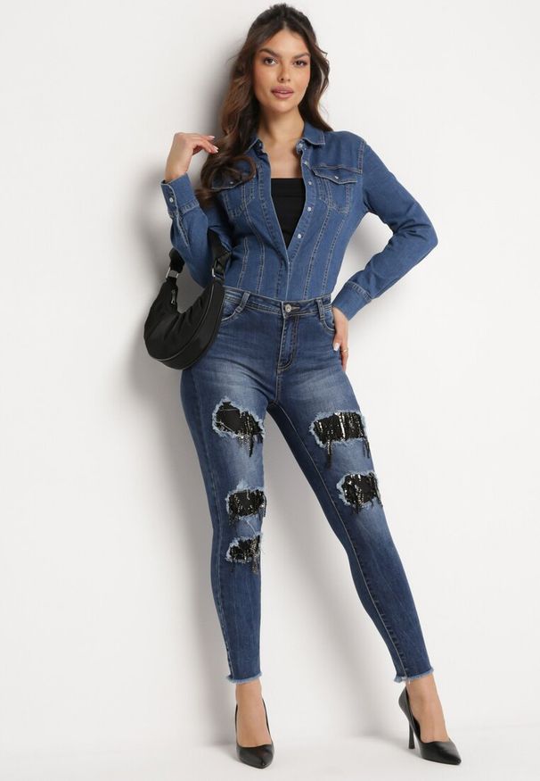 Born2be - Granatowe Jeansy Skinny z Dziurami Ozdobionymi Cyrkoniami Neeron. Kolor: niebieski. Wzór: aplikacja