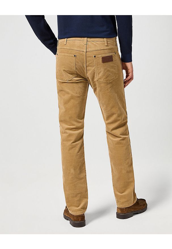 Wrangler - MĘSKIE SPODNIE SZTRUKSOWE WRANGLER GREENSBORO TIGERS EYE 11235740. Materiał: sztruks