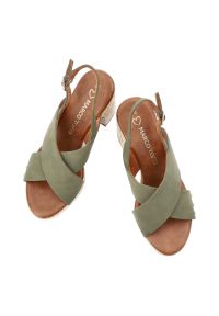 Sandały damskie Marco Tozzi, na wysokim słupku z krzyżowanymi paskami i regulowanym zapięciem przy pięcie osadzone na platformie o korkowym wykończen. Zapięcie: pasek. Kolor: zielony. Materiał: len. Wzór: paski. Sezon: lato. Obcas: na platformie. Styl: elegancki, klasyczny. Wysokość obcasa: średni #9