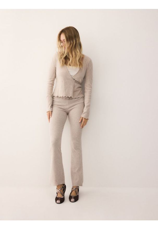 Reserved - Strukturalne spodnie - beżowy. Kolor: beżowy. Materiał: dzianina, bawełna, prążkowany