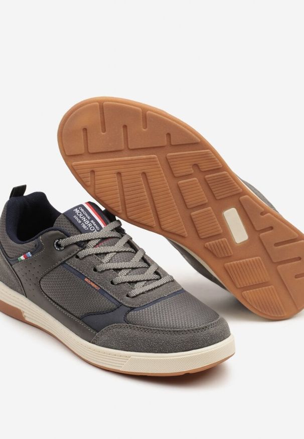 Born2be - Ciemnoszare Buty Sportowe Sneakersy Ozdobione Perforacją i Napisami Aralithia. Okazja: na co dzień. Zapięcie: sznurówki. Kolor: szary. Materiał: jeans. Wzór: napisy, aplikacja. Obcas: na obcasie. Wysokość obcasa: niski
