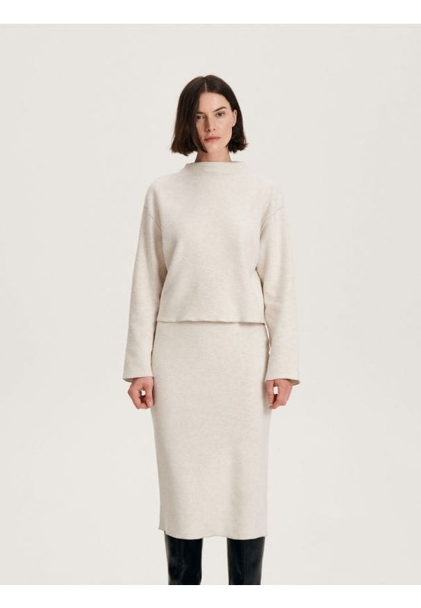 Reserved - Ołówkowa spódnica midi - kremowy. Kolor: kremowy. Materiał: dzianina, bawełna