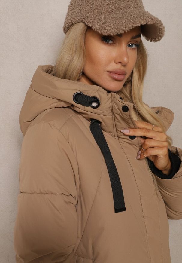Renee - Ciemnobeżowa Pudełkowa Kurtka o Długim Kroju z Pikowanymi Przeszyciami Kapturem i Kieszeniami Calatta. Okazja: na co dzień, do pracy. Kolor: beżowy. Materiał: jeans. Długość: długie. Styl: casual, elegancki