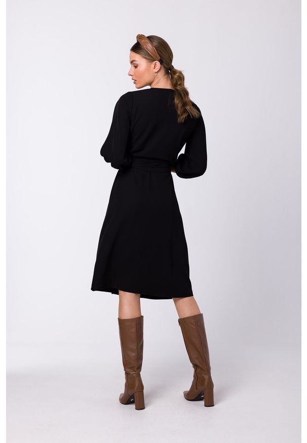 Sukienki.shop - Sukienka elegancka kopertowa z bufiastymi rękawami czarna. Okazja: do pracy. Kolor: czarny. Typ sukienki: kopertowe. Styl: elegancki