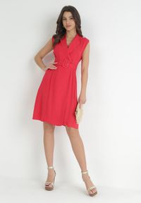 Born2be - Czerwona Kopertowa Sukienka Mini z Wiskozy z Paskiem Ziceza. Kolor: czerwony. Materiał: wiskoza. Długość rękawa: bez rękawów. Typ sukienki: kopertowe. Długość: mini #3