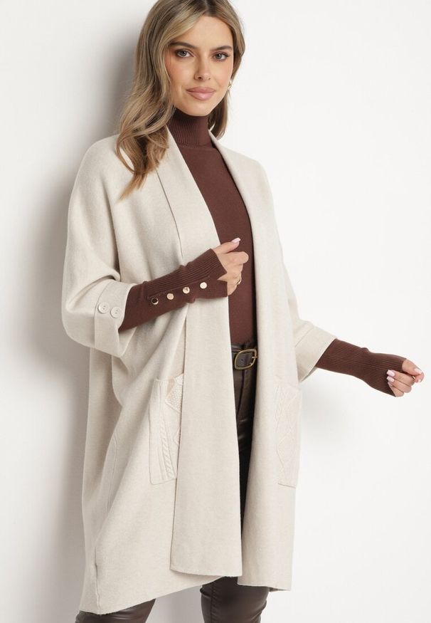 Born2be - Jasnobeżowy Niezapinany Kardigan z Kieszeniami i Ozdobnymi Guzikami Sinellia. Okazja: na co dzień, na spotkanie biznesowe. Kolor: beżowy. Materiał: jeans. Wzór: aplikacja. Styl: biznesowy, klasyczny, casual