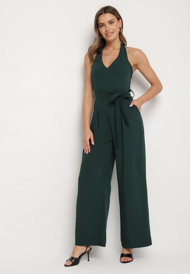 Born2be - Ciemnozielony Taliowany Kombinezon z Paskiem Wiązaniem i Odkrytymi Plecami Malurea. Okazja: na imprezę, na co dzień. Kolor: zielony. Materiał: jeans. Sezon: lato. Styl: casual