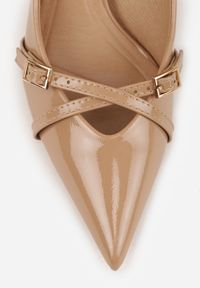 Renee - Ciemnobeżowe Czółenka Lakierowane na Szpilce w Stylu Kaczuszki Ozdobione Paskami Laloma. Okazja: na spotkanie biznesowe, do pracy. Zapięcie: pasek. Kolor: beżowy. Materiał: lakier. Wzór: aplikacja. Obcas: na szpilce. Styl: biznesowy #5