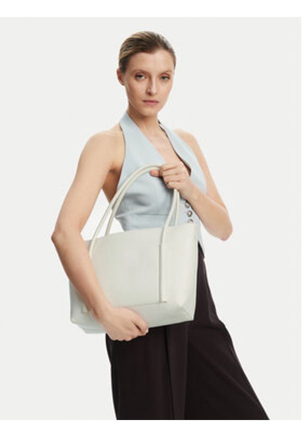 Calvin Klein Torebka Ck Linn Medium Shopper K60K613110 Biały. Kolor: biały. Materiał: skórzane