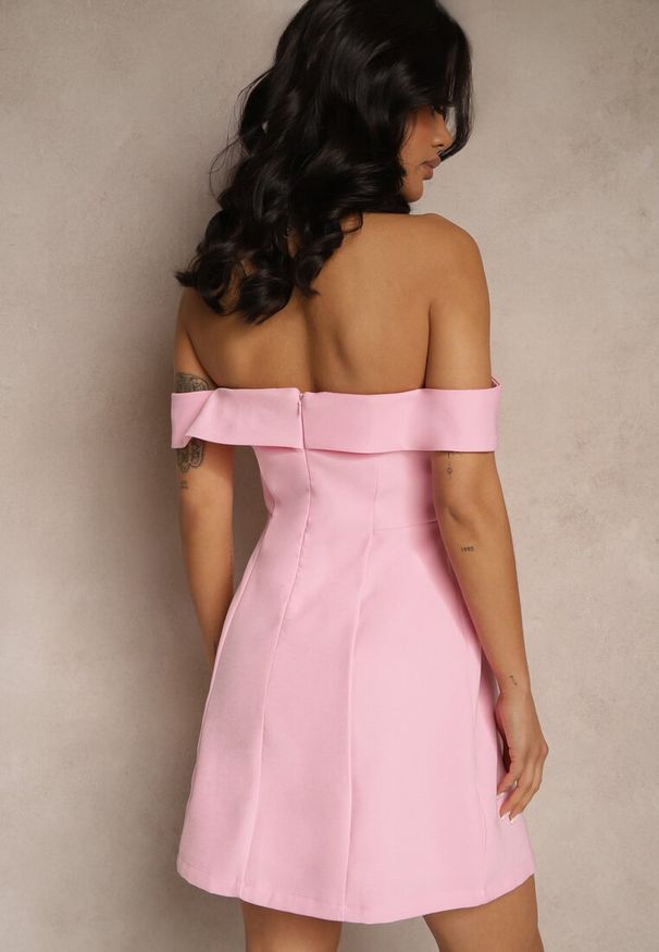 Renee - Jasnoróżowa Koktajlowa Sukienka Bandeau z Zakładką Przy Dekolcie Milzemis. Kolor: różowy. Wzór: ażurowy. Sezon: lato. Styl: wizytowy