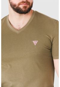 Guess - GUESS Khaki t-shirt męski w serek, Rozmiar S. Typ kołnierza: dekolt w serek. Kolor: zielony. Wzór: aplikacja #3