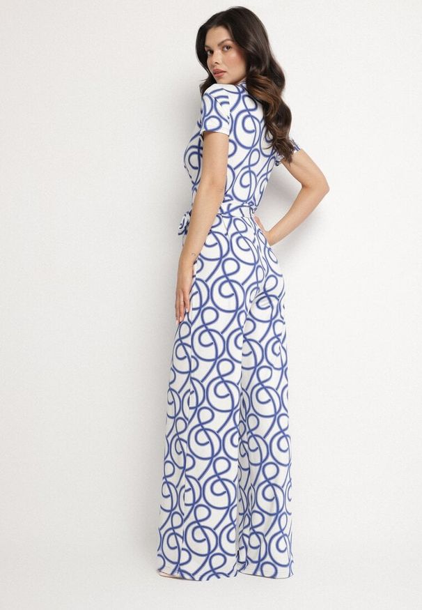 Born2be - Niebieski Kombinezon z Wiskozą o Kopertowym Kroju w Abstrakcyjny Wzór Evivira. Okazja: na co dzień. Kolor: niebieski. Materiał: wiskoza. Długość rękawa: krótki rękaw. Długość: krótkie. Styl: casual, elegancki