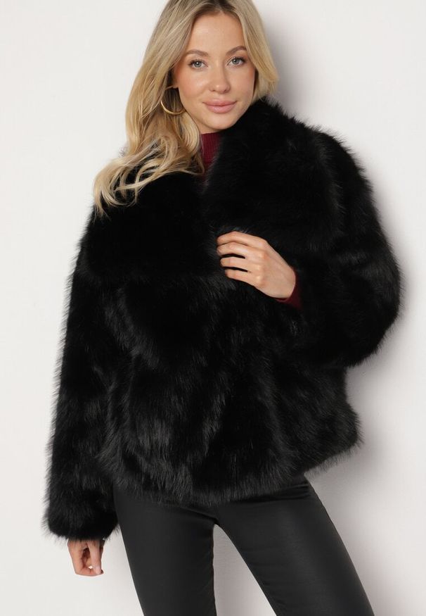 Born2be - Czarna Kurtka Futerko z Szerokim Kołnierzem Vertilira. Okazja: na co dzień. Kolor: czarny. Materiał: futro. Sezon: zima. Styl: elegancki, casual, klasyczny, wizytowy