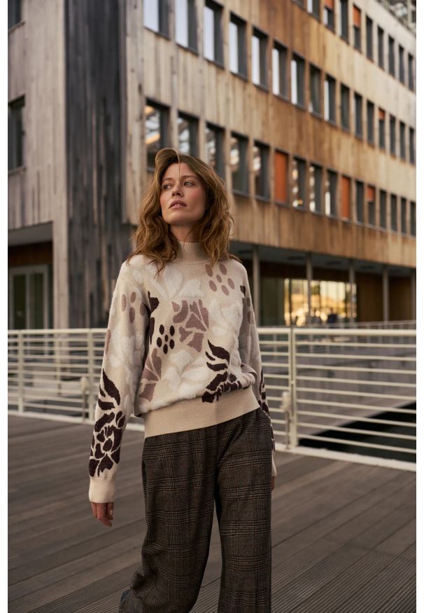 MOODO - Wzorzysty sweter beżowy. Kolor: beżowy. Materiał: poliamid, poliester, wiskoza