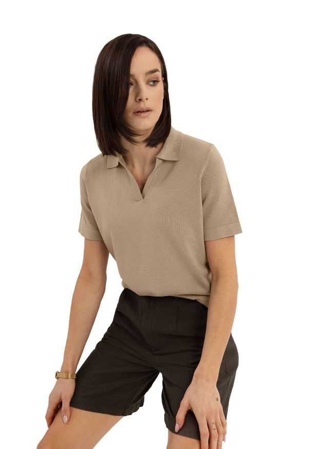 Volcano - Bluzka z kołnierzem w serek TM-JUNA. Okazja: na co dzień, na spotkanie biznesowe, do pracy. Typ kołnierza: dekolt w serek. Materiał: dzianina, wiskoza, poliamid. Długość rękawa: długi rękaw. Długość: krótkie. Wzór: gładki. Styl: casual, biznesowy, elegancki, klasyczny