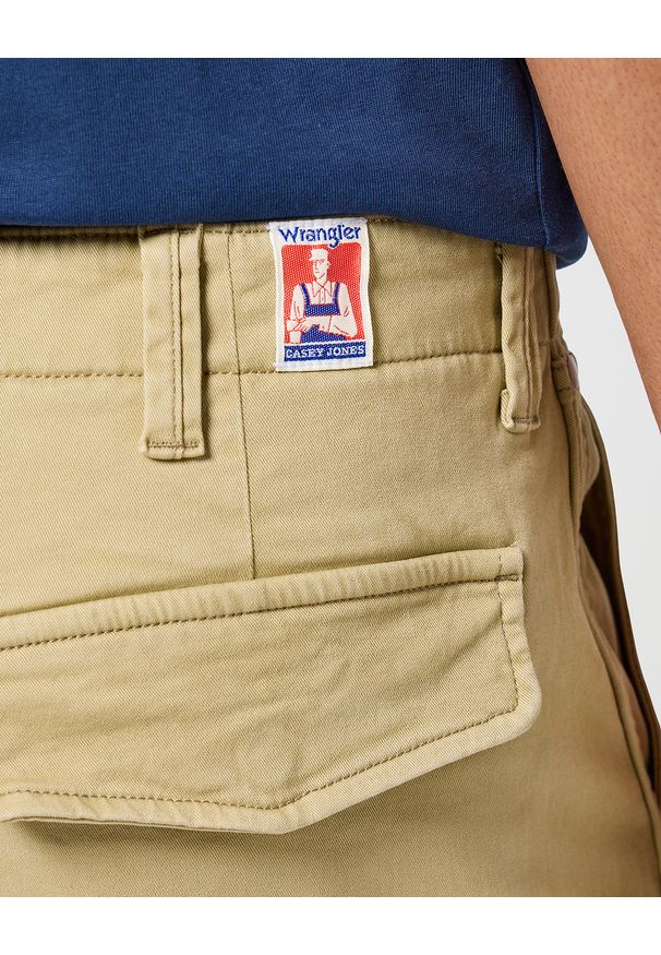 Wrangler - WRANGLER MĘSKIE SPODNIE MATERIAŁOWE WRANGLER CASEY JONES CARGO REGULAR SADDLE 112356844. Materiał: materiał