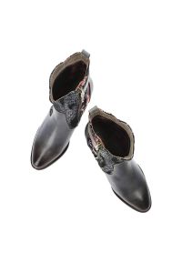 Niebieskie Botki Laura Vita Gustowne Buty Na Obcasie. Zapięcie: sprzączka. Kolor: niebieski. Materiał: skóra. Wzór: kwiaty, aplikacja. Obcas: na obcasie. Styl: elegancki. Wysokość obcasa: średni #3