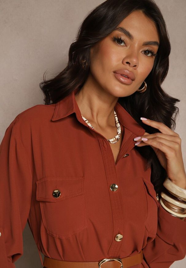 Renee - Brązowa Koszulowa Sukienka Ozdobiona Paskiem i Rękawem z Regulacją Esaviona. Okazja: na co dzień. Kolor: brązowy. Materiał: jeans. Wzór: aplikacja. Typ sukienki: koszulowe. Styl: casual, elegancki