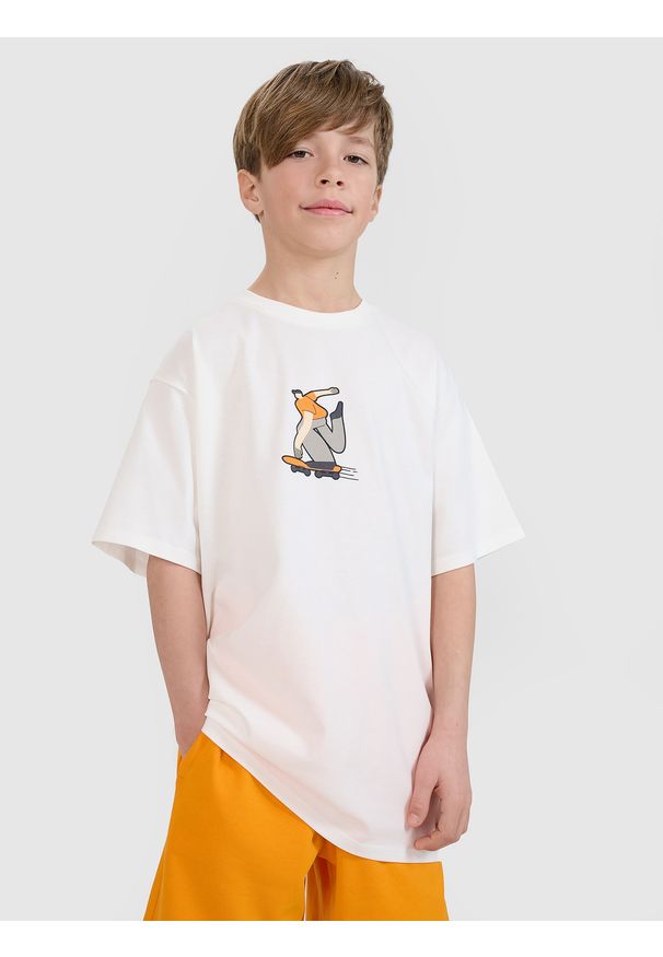 4f - 4F T-shirt oversize z nadrukiem chłopięcy - biały 122 (6-7 lat). Okazja: na co dzień. Kolor: biały. Materiał: bawełna, dzianina, jersey. Długość rękawa: krótki rękaw. Długość: krótkie. Wzór: nadruk. Sezon: lato. Styl: klasyczny, casual, sportowy