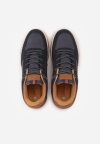 Born2be - Granatowe Buty Sportowe Sneakersy Ozdobione Tłoczeniem i Napisami Hermala. Okazja: na co dzień. Kolor: niebieski. Materiał: jeans. Wzór: aplikacja, napisy #3