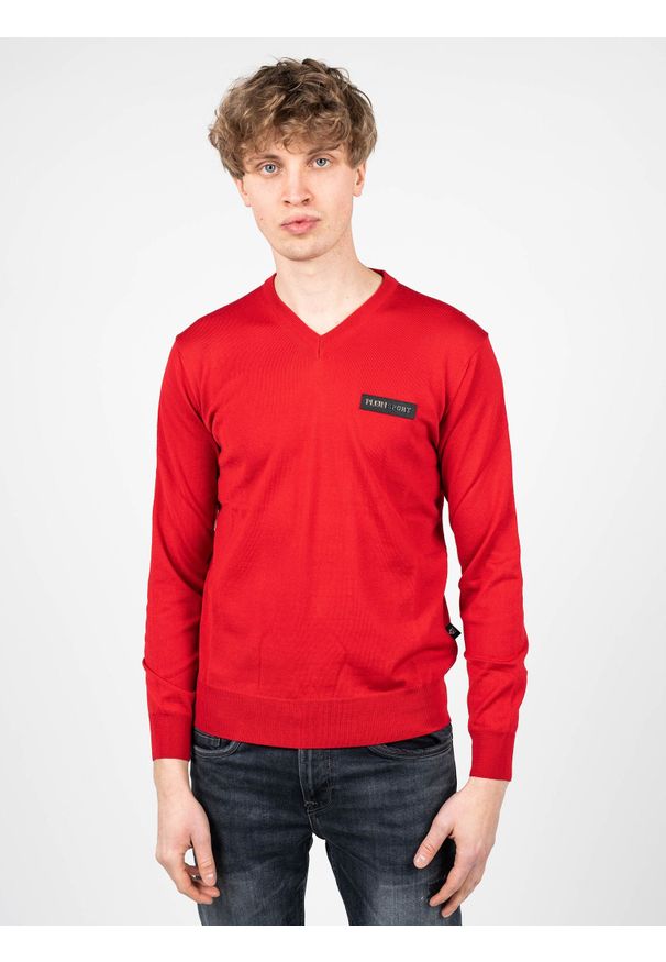 Plein Sport Sweter "Merino" | MVPS90252 | Mężczyzna | Czerwony. Okazja: na co dzień. Typ kołnierza: dekolt w serek. Kolor: czerwony. Materiał: wełna. Wzór: aplikacja. Styl: sportowy