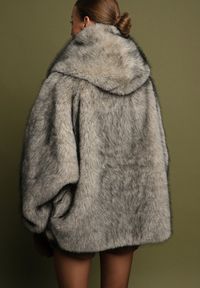 Born2be - Szara Kurtka Futerko o Kroju Oversize z Kapturem Nalienta. Okazja: na co dzień. Typ kołnierza: kaptur. Kolor: szary, biały. Materiał: futro. Styl: casual, elegancki #4