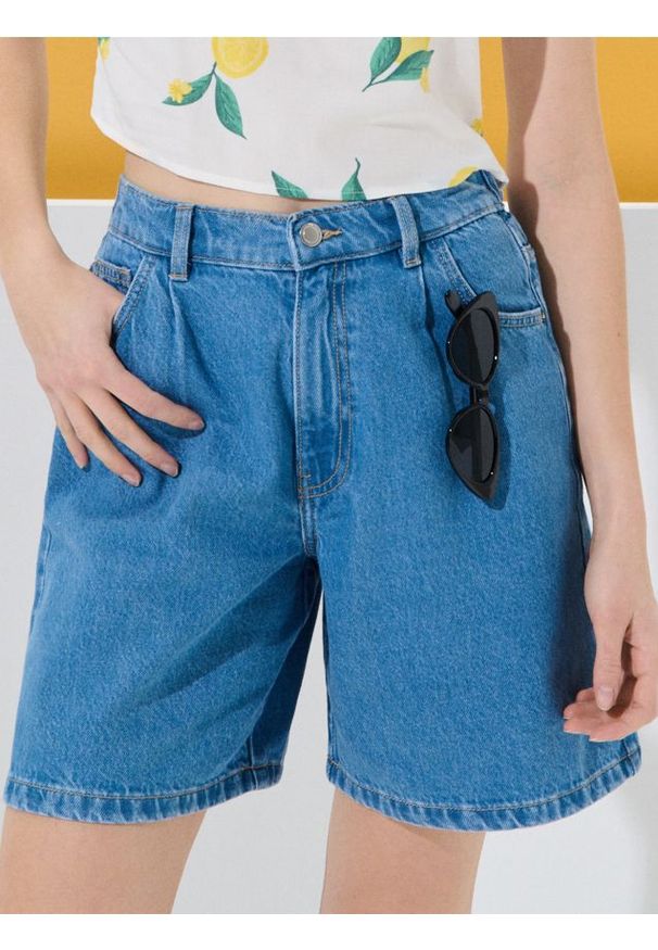Sinsay - Szorty jeansowe z zaszewkami - niebieski. Kolor: niebieski. Materiał: jeans