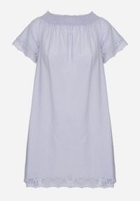 Born2be - Jasnoniebieska Bawełniana Sukienka Hiszpanka z Ażurowymi Zdobieniami Filissa. Okazja: na co dzień. Typ kołnierza: dekolt hiszpanka. Kolor: niebieski. Materiał: bawełna. Długość rękawa: krótki rękaw. Wzór: aplikacja, ażurowy. Typ sukienki: rozkloszowane, z odkrytymi ramionami. Styl: casual #7