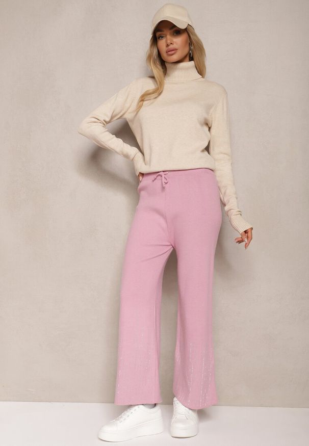 Renee - Różowe Spodnie o Szerokim Kroju High Waist z Cyrkoniami i Gumką w Pasie Loreitha. Okazja: na co dzień. Stan: podwyższony. Kolor: różowy. Materiał: zamsz, satyna. Wzór: aplikacja. Styl: casual