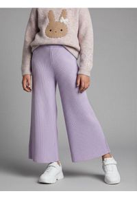 Sinsay - Prążkowane spodnie wide leg - fioletowy. Kolor: fioletowy. Materiał: prążkowany #1