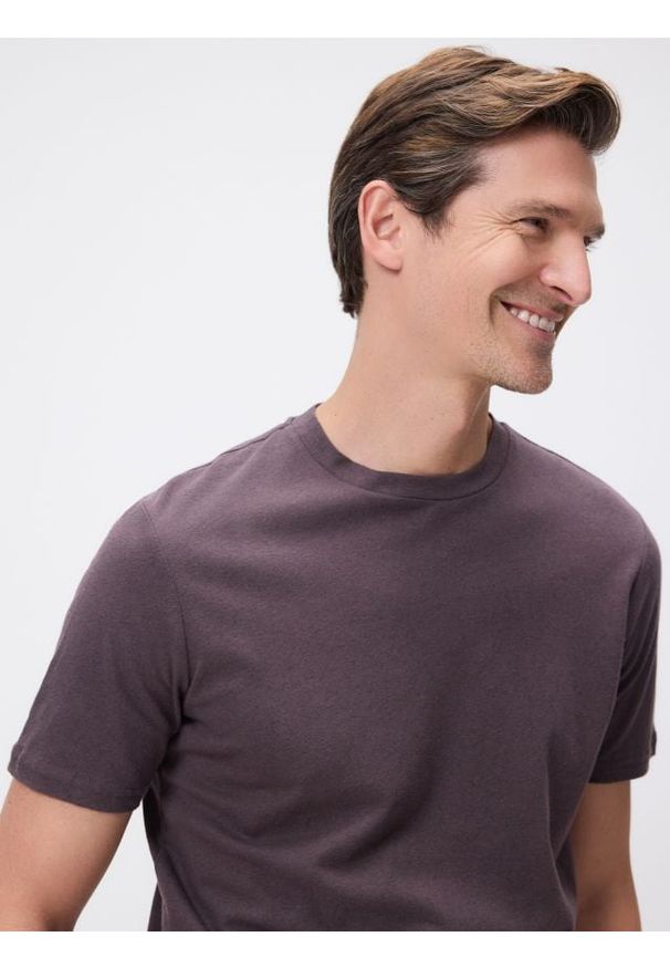 Reserved - T-shirt regular fit z lnem - brązowy. Kolor: brązowy. Materiał: len