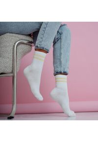Milena - Białe skarpetki damskie dwa paski 1235 yl. Kolor: biały. Materiał: elastan, bawełna, poliamid, materiał. Wzór: paski #1