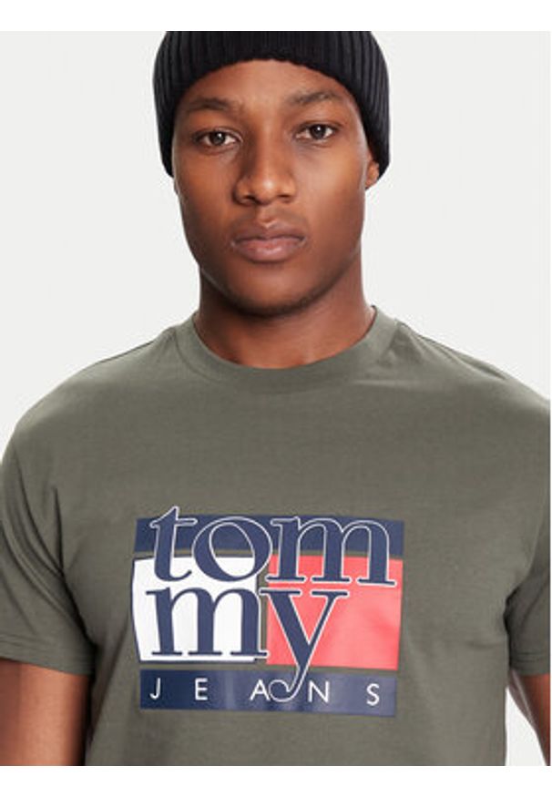 Tommy Jeans T-Shirt DM0DM21977 Khaki Regular Fit. Kolor: brązowy. Materiał: bawełna