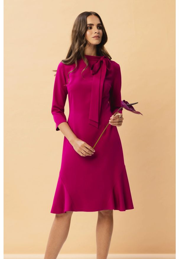 Stylove - Elegancka sukienka z wiązaniem przy dekolcie śliwkowa. Okazja: na spotkanie biznesowe. Styl: elegancki