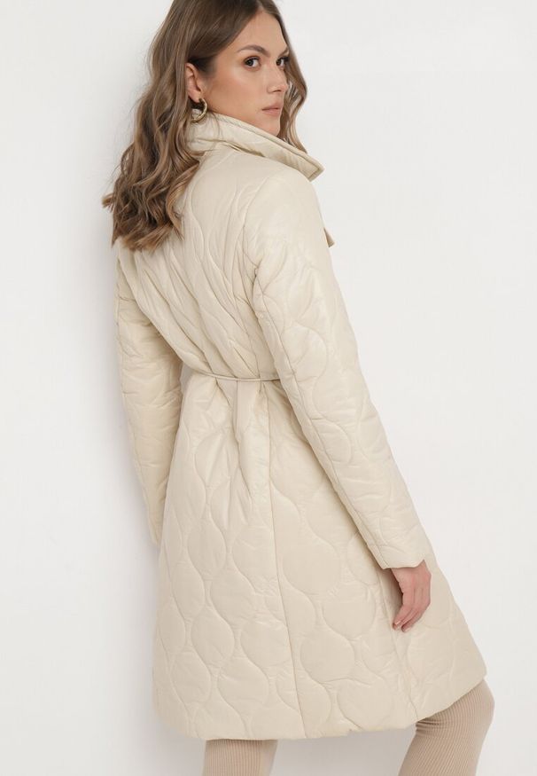 Born2be - Beżowa Kurtka za Kolano z Kołnierzem Pikowana Chloime. Kolor: beżowy. Materiał: materiał