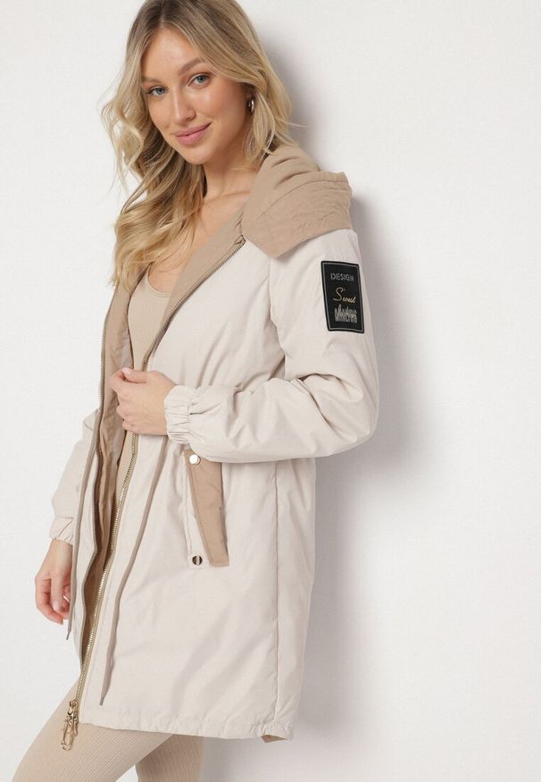 Born2be - Jasnobeżowa Kurtka Parka z Kapturem i Ściągaczem w Pasie Sizana. Okazja: na spacer, na co dzień. Typ kołnierza: kaptur. Kolor: beżowy. Materiał: jeans. Styl: klasyczny, casual, elegancki