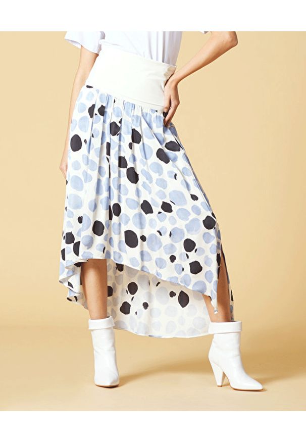 Manila Grace - MANILA GRACE - Asymetryczna spódnica z szerokim pasem. Kolor: biały. Materiał: wiskoza. Długość: długie. Wzór: aplikacja, nadruk