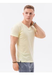 Ombre Clothing - Klasyczna męska koszulka z dekoltem w serek BASIC - jasnożółty V14 S1369 - XXL. Typ kołnierza: dekolt w serek. Kolor: żółty. Materiał: jeans, bawełna. Długość: krótkie. Styl: klasyczny #4