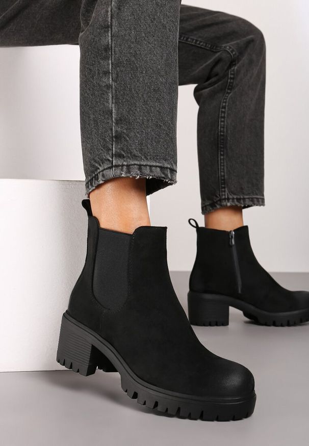 Born2be - Czarne Botki na Słupku Rona. Okazja: na co dzień. Kolor: czarny. Materiał: jeans. Wzór: aplikacja. Obcas: na słupku. Styl: klasyczny, elegancki, casual. Wysokość obcasa: niski