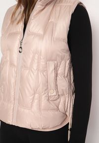 Born2be - Jasnobeżowa Pikowana Kamizelka ze Stójką i Troczkami Terilanna. Typ kołnierza: kołnierzyk stójkowy. Kolor: beżowy. Materiał: jeans. Styl: elegancki #2