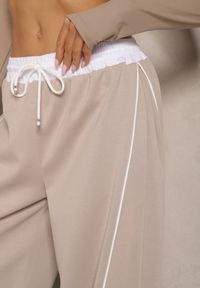 Renee - Beżowe Dresowe Spodnie z Wiskozą High Waist Ozdobione Lampasami Maiviona. Okazja: na co dzień. Stan: podwyższony. Kolor: beżowy. Materiał: dresówka, wiskoza. Wzór: aplikacja. Styl: sportowy, casual #5